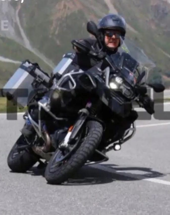 Motociclista in viaggio con abbigliamento allroad