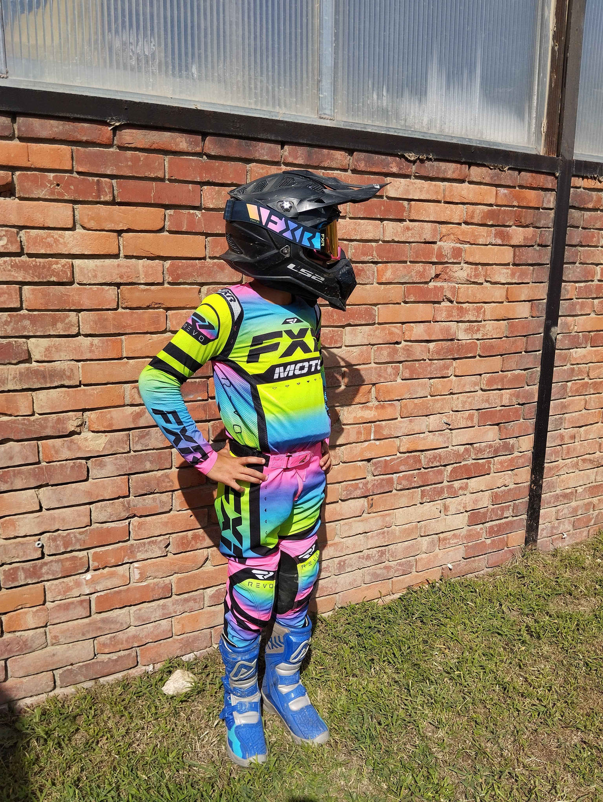 Bambino con completo FXR motocross