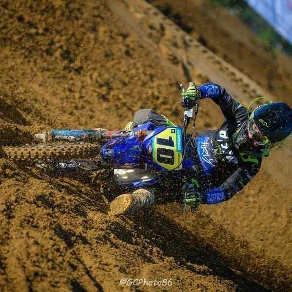 Pilota in curva su moto da motocross